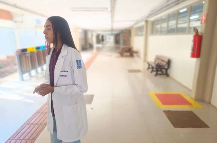 Estudante-de-Medicina-Ariadne-beneficiaria-MS-Supera-730x480-1