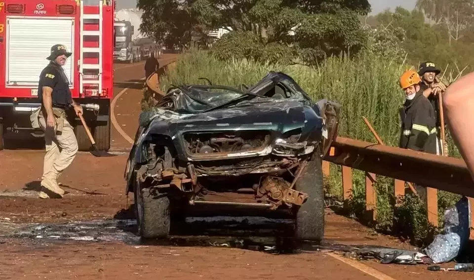 Foto: Hosana de Lourdes/Tudo do MS... veja mais em https://www.campograndenews.com.br/cidades/interior/acidente-entre-tres-veiculos-mata-mulher-e-deixa-dois-feridos-na-br-267