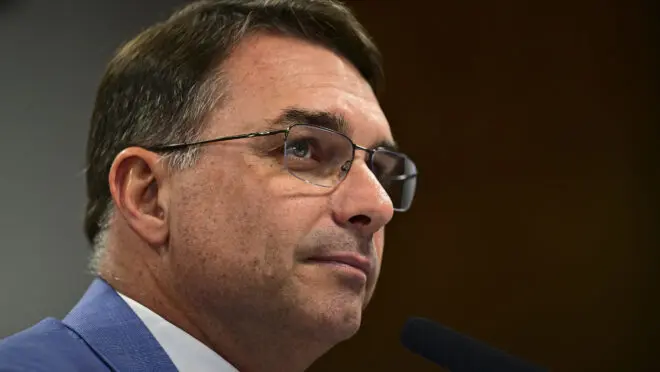 flavio-bolsonaro-660×372.jpg Flávio disse ter recebido o aval de Bolsonaro para disputar a presidência da República pelo PL nas eleições de 2026. (Foto: Saulo Cruz/Agência Senado)