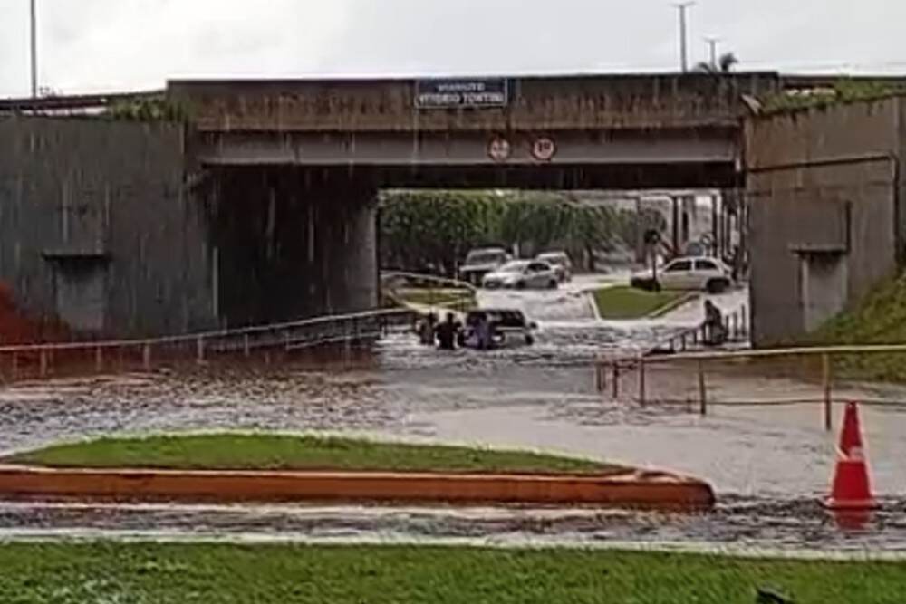 Caminhonete fica ilhada durante forte chuva em Chapadão do Sul — Foto: Divulgação