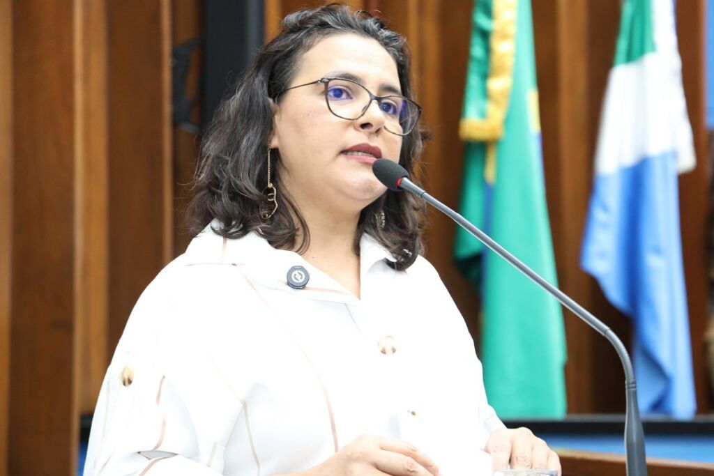 Deputada Gleice Jane, autora da proposta, discursa durante sessão ordinária na ALEMS
