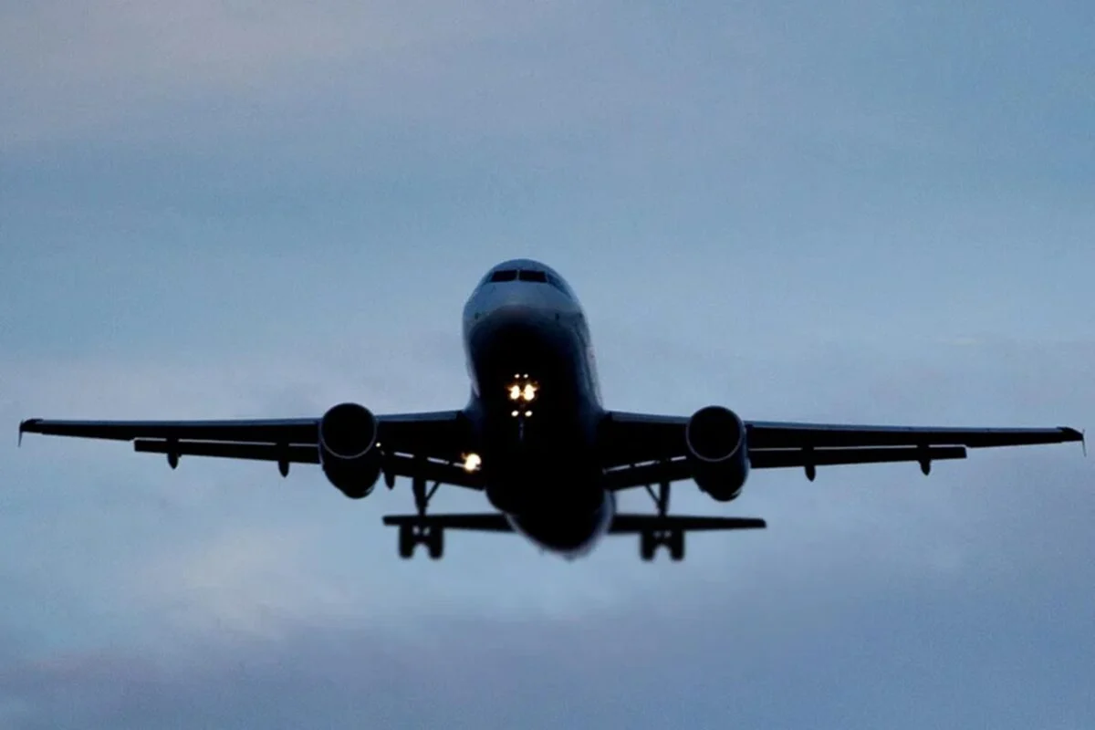 Imagem-colorida-de-um-aviao-e1770373137566 Imagem-colorida-de-um-aviao-e1770373137566