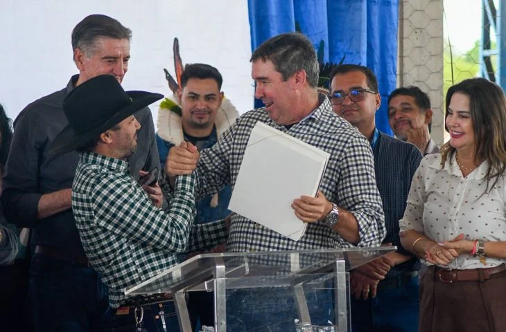 Governador-Eduardo-Riedel-cumpre-agenda-em-Tacuru-Foto-Bruno-Rezende13-730x480-1
