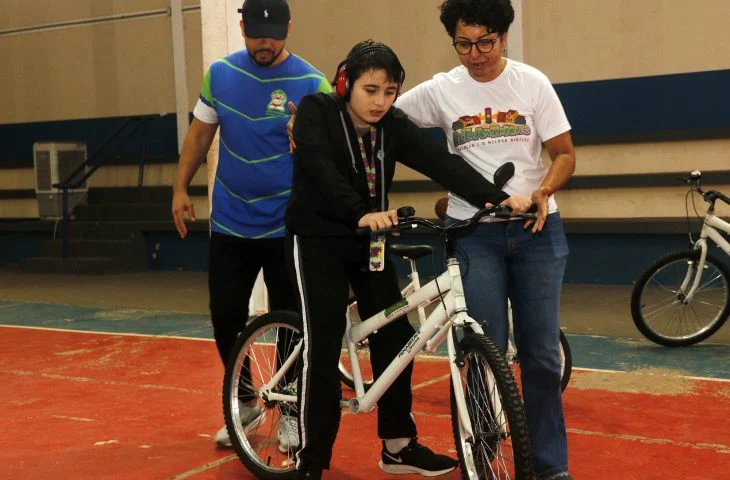 juliano-varela-aprendedo-a-andar-de-bike-maio26-foto-rachid-waqued-730x480-1