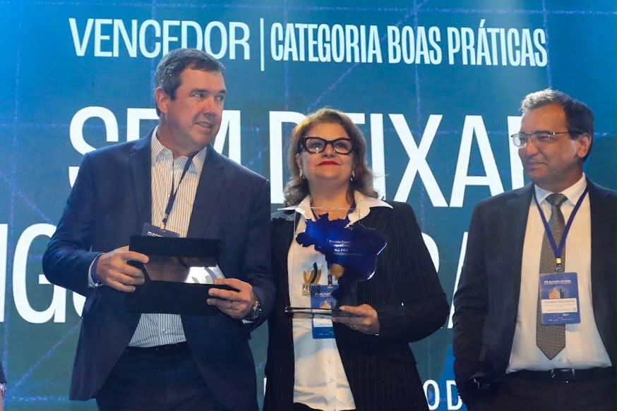 Governador Eduardo Riedel e secretária Patrícia Cozzolino recebem prêmio na categoria Boas Práticas ao lado do Thaner Nogueira, secretário executivo de Gestão Estratégica e Municipalismo.